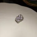 Detalle de un ear cuff plateado con circonitas y un intrincado diseño calado - Estilo Tejido Hueco Circonia (HE29927) / Pieza Individual / Plateado