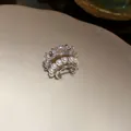 Vista detallada de pendiente de clip plateado con circonitas y perlas blancas - Estilo de Doble Capa Perla Circonia (HE29926) / Pieza Individual / Plateado