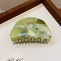 Primer plano detallado del elegante patrón de mármol en esta pinza de pelo ovalada verde - Pinza de Pelo con Patrón de Mármol Verde Amarillo Blanco (6#) / Verde