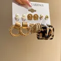 Dettaglio di un set di sei paia di orecchini con stampa leopardata e accenti oro - Aghi In Acciaio N. 4 - Modello 1 (set Da 12 Pezzi)
