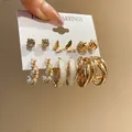 Vista dettagliata di un set di 6 paia di orecchini dorati con perle, farfalle e cerchi - Aghi In Acciaio N. 5 - Modello 1 (set Da 12 Pezzi)