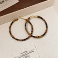 Vista dettagliata degli orecchini a cerchio leopardati vintage con ganci dorati - 34# Oro Caffè / 62mm