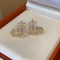 Gros plan détaillé de boucles d'oreilles cœur style français avec grille dorée et zircons. - Style de Cœur Français (HE30568) / Or