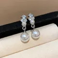 Primo piano di orecchini stile francese con perle bianche e strass scintillanti - Orecchini (Con Perno in Argento) / Argento & Beige