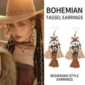 Orecchini etnici bohémien con perline in resina e nappe di cotone marrone - Stile 4