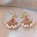 Gros plan de boucles d'oreilles bohèmes en forme d'éventail avec cristaux roses et or. - Crochet d'Oreille à Gland en Éventail / 1# Or-Rose