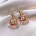 Gros plan de boucles d'oreilles bohèmes avec cristaux roses sur fond de soie - Tige en Argent à Gland en Éventail (Écologique) / 3# Or-Rose