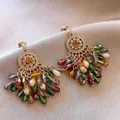 Gros plan détaillé de boucles d'oreilles bohèmes en forme d'éventail avec glands. - Tige en Argent à Gland en Éventail / 2# Multicolore