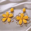 Détail des boucles d'oreilles fleurs jaunes tressées de style bohème avec métal doré - Tige en Argent à Gland en Éventail / 6# Or-Jaune