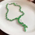 Primer plano de un elegante collar de resina verde con piedra ovalada blanca - Solo Collar / Verde