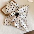 Primer plano de una pinza para el cabello vintage de tela crema con estampado de lunares - Lunares Blancos