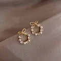 Elegantes pendientes de corona con lazo, perlas y cristales en seda gris suave. - A066 Pendientes de Botón con Lazo y Perla Oro