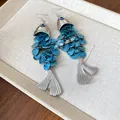 Détail macro de boucles d'oreilles rétro en forme de poisson à écailles bleues et argent - Argent-Bleu