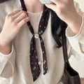 Collana foulard in seta marrone scuro con motivo geometrico e cursore di perle - Collana Scarf Stampa Retrò (Fibbia Scorrevole con Perla) / Caffè-Blu