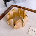 Vue détaillée d'un bracelet rétro chic en acrylique marbré et métal doré épais - Style de Montage Métallique (69#) / Or-Café clair