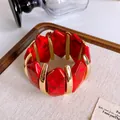 Vue détaillée d'un bracelet à maillons épais en acrylique rouge marbré et métal doré. - Style de Montage Métallique (73#) / Or-Rouge