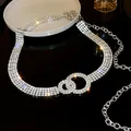 Gros plan d'une chaîne de taille en strass avec boucle à double anneau entrelacé - Chaîne de taille / Argent
