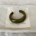 Minimalist irregular olive green resin bangle featuring a retro glossy finish for women - Vintage Minimalist Style (29#) / Green