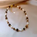 Gros plan d'un collier en œil de tigre et perles sur soie, bijou doré élégant et raffiné - 47# Collier (ai-HN7733) / Or, Marron et Blanc
