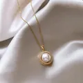 Elegante collana vintage con ciondolo di perla grande e dettagli in pavé di zirconi. - Perla Avvolta (Catena a O) / Oro