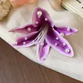 Gros plan d'une élégante pince à cheveux en tissu violet avec perles blanches et billes - Pinces à cheveux bec de canard / Pièce Unique / Violet