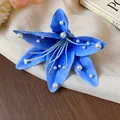Vue détaillée d'une élégante pince à cheveux fleur de lys en tissu bleu avec perles blanches - Pinces à cheveux bec de canard / Pièce Unique / Bleu
