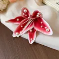 Gros plan d'une pince à cheveux lys en tissu rouge de style coréen avec perles - Pinces à cheveux bec de canard / Pièce Unique / Rouge