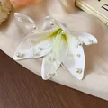 Gros plan détaillé d'une pince à cheveux en tissu blanc avec des perles élégantes - Pinces à cheveux bec de canard / Pièce Unique / Blanc