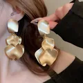 Elegante matgouden bloemblad oorbellen met gelaagd ontwerp voor een stijlvolle vakantie. - Zilveren Oorknopje Stijl / Goud