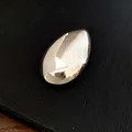 Vista dettagliata di una spilla minimalista a forma di goccia d'argento lucida e levigata - Argento