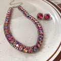 Dettaglio ravvicinato di collana choker e orecchini a perno con strass rosa di lusso - Collana-Rosa-Blu-Verde