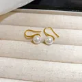 Élégantes boucles d'oreilles pendantes en perles dorées sur un présentoir texturé - 7# Crochet d'oreille - Or - Perle blanche - 7mm