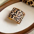 Detailansicht des breiten Armreifs mit Leopardenmuster und goldenen Metallkanten - Leopardenmuster Stil (HB4621) / Gold
