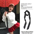 Vista dettagliata di un foulard sottile retrò a pois neri e bianchi in stile choker - Catena da Vita 5-Nero e Bianco Pois