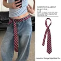 Dettaglio di una cintura a cravatta in seta a righe vintage americana con jeans - Catena da Vita 8-Rosso Bianco Blu a Righe