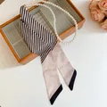 Cintura vintage in seta a righe con catena di perle su un elegante portagioie in legno. - Waist Chain 36-Pink Twill Pearl