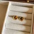 Eleganti orecchini vintage con occhio di tigre marrone e raffinato bordo dorato a corda - Stile Tondo (64)