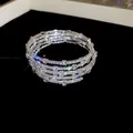 Gros plan d'un bracelet enveloppant multicouche argenté étincelant avec des zircons - Argent-Diamant Carré 5 Cercles (4#HB3099)
