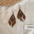 Boucles d'oreilles pendantes ethniques en bronze avec perles brunes sur fond de lin - Crochet d'oreille-losange creux / Marron