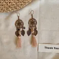 Boucles d'oreilles bohèmes rétro attrape-rêves avec pompons roses et feuilles - Crochet d'oreille-gland attrape-rêves / Or antique