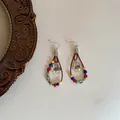Boucles d'oreilles ethniques avec perles colorées et breloques fleurs argentées - Crochet d'oreille-perles florales / Argent - Arc-en-ciel