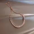 Verstellbares Armband in Roségold mit Zirkonia im Baguette-Schliff auf Satin. - 40# Roségold Quadratisches Zirkon Armband