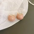 Eleganti orecchini a cerchio stile coreano in smalto beige con chiusura placcata oro - Orecchino N. 33 - Kaki Chiaro - Con Perline (placcato Oro)