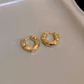 Eleganti orecchini a cerchio martellati dorati con finitura testurizzata minimal. - Stile Chiusura a Scatto / Oro