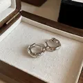 Orecchini a cerchio in argento minimalisti con un design martellato unico in metallo. - Stile Chiusura a Scatto / Argento