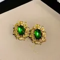 Orecchini vintage a foglia d'oro con pietre ovali verde smeraldo e dettagli finemente lavorati - Gemme verdi con foglie dorate (34#)