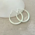 Orecchini a cerchio bianchi minimalisti con perni in argento per uno stile chic. - Large 5cm White Lacquer Hoop Style / Bianco