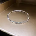 Vista macro de pulsera de cuentas de plata brillante con circonitas en bandeja oro - Estilo de Cuentas de Metal con Strass / Plateado