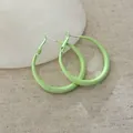 Grandi orecchini a cerchio minimalisti verde lime con aghi d'argento variante - Large 5cm Light Green Lacquer Hoop Style / Verde