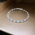Vista detallada de una elegante pulsera de perlas con brillantes detalles de strass - Estilo Strass y Perla / Plateado